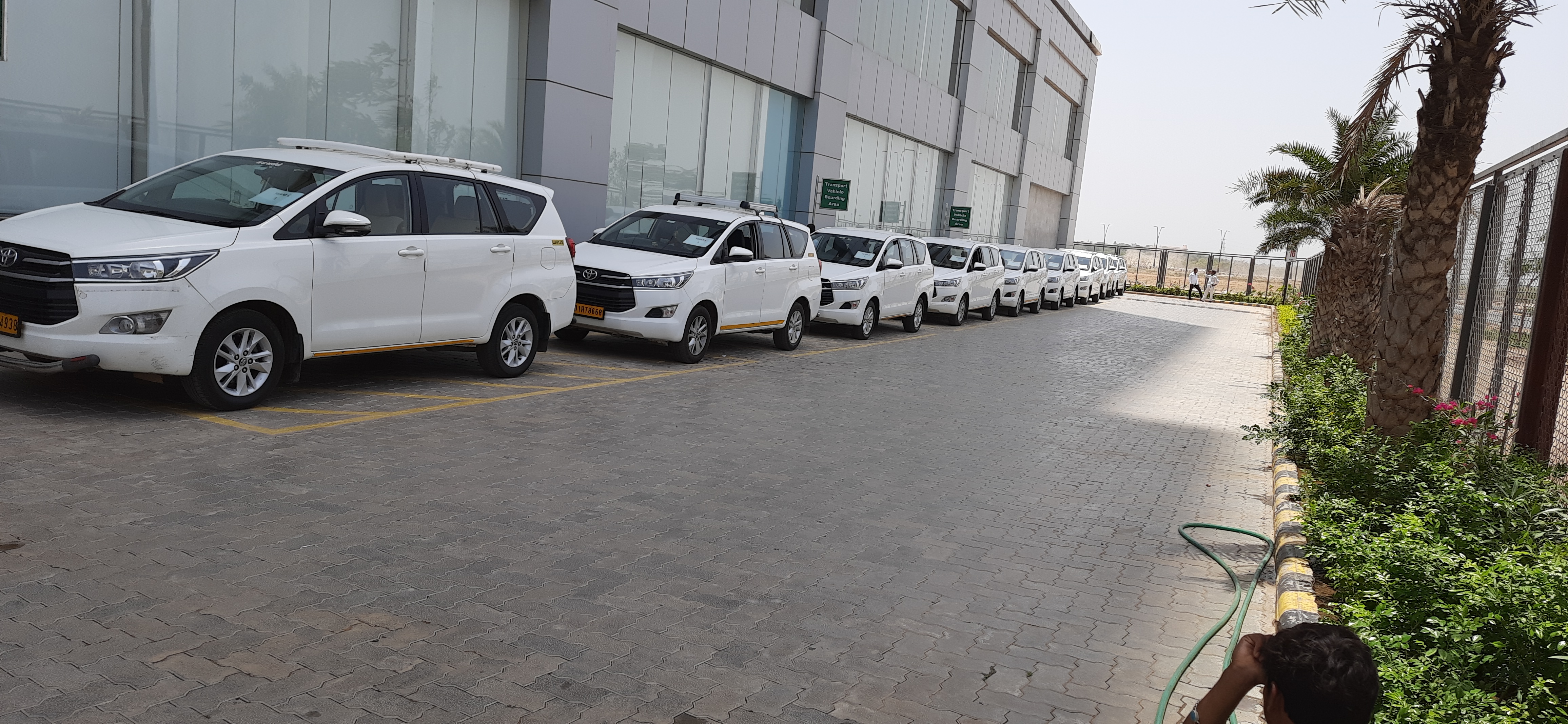 Vibrantcar Innova fleet lineup for tour operator services